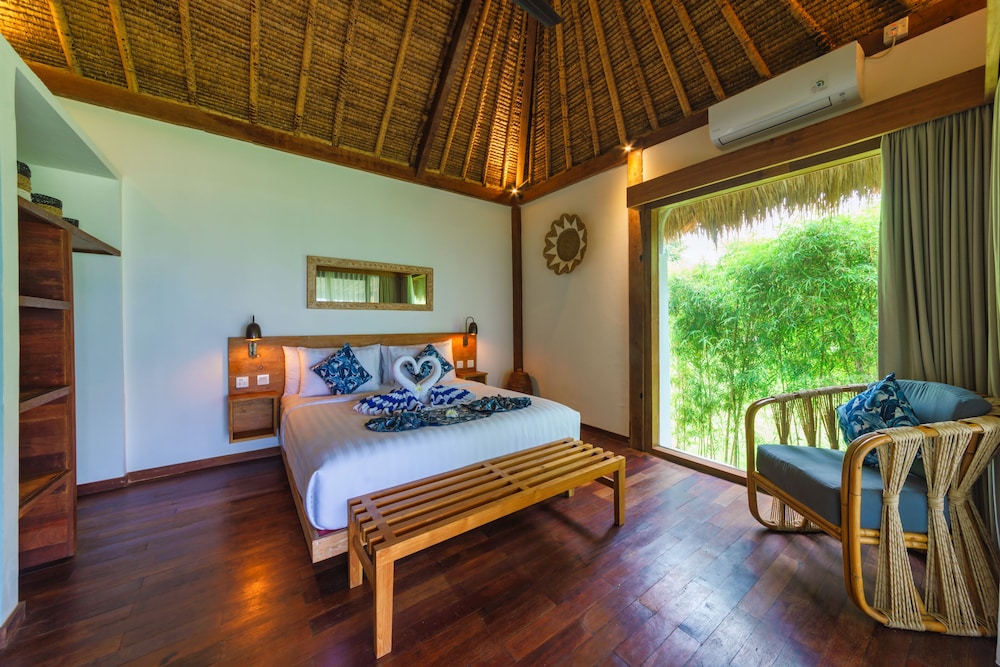 Deluxe Beachfront Bungalow photo 3