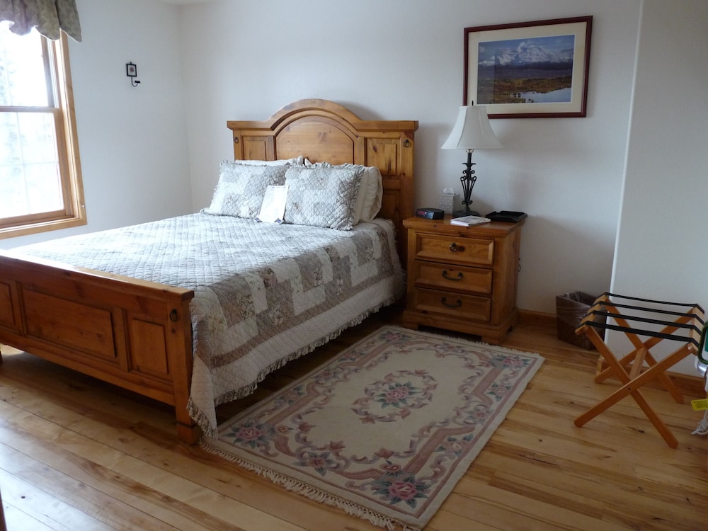 Classic Room, 1 Queen Bed (Talkeetna Range Room)