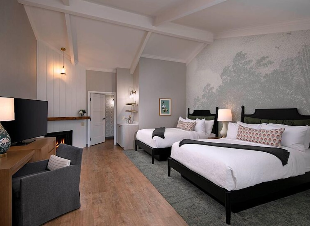Standard Room, 2 Queen Beds, Accessible, Fireplace - Photo 5