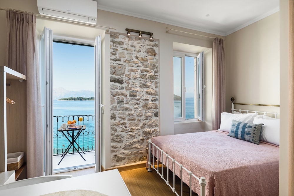 Superior Studio Suite, 1 Double Bed, Balcony, Sea View photo 1