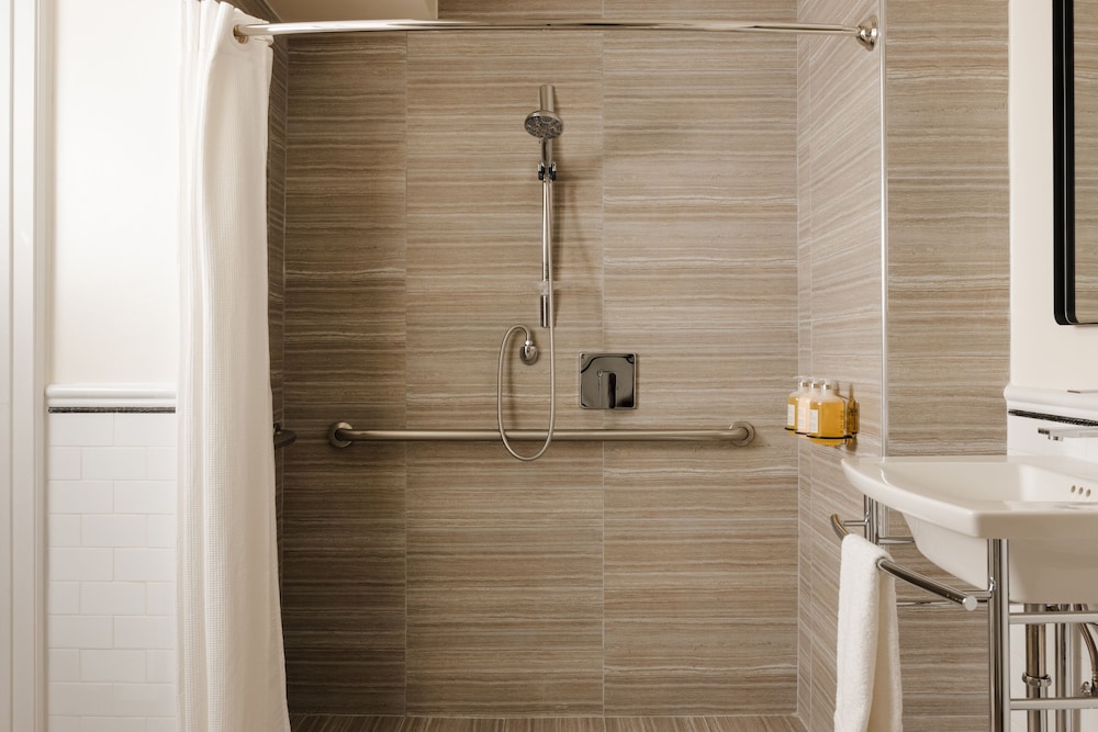 Deluxe Room, 1 Queen Bed, Accessible Bathtub - Photo 9