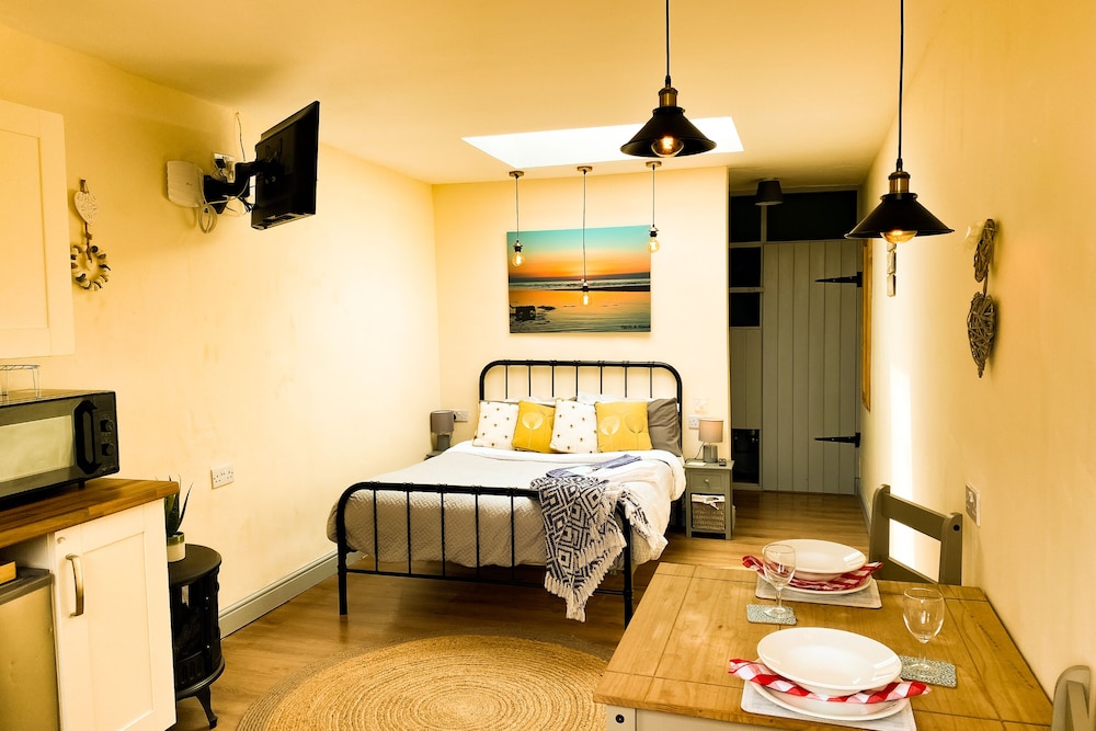 Comfort Studio Suite, 1 Double Bed, Courtyard View, Beachside photo 3