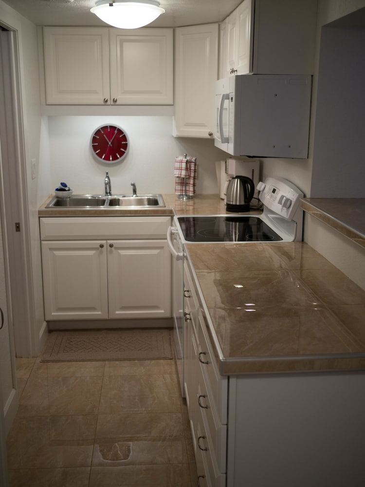 Private Studio Apartment, Full Kitchen, Ground Floor, Unit 3, Arctic Fox Vacation Rentals photo 3