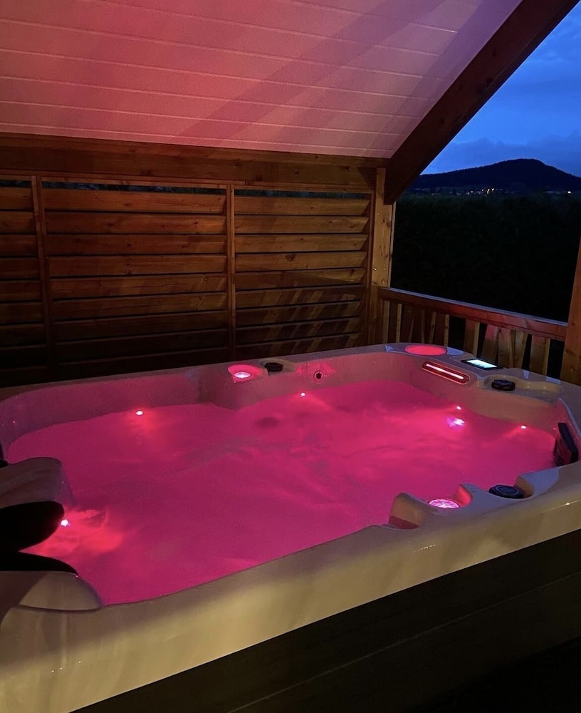 Premium Suite, 1 Queen Bed, Hot Tub, Mountain View - Photo 18