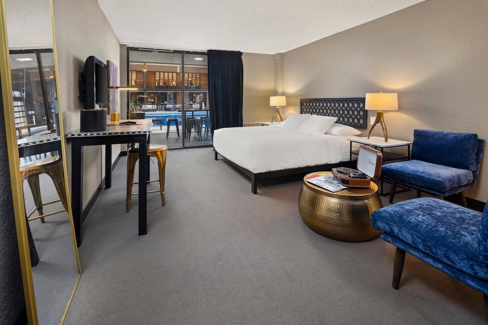 Standard Room, 1 King Bed, Non Smoking, Poolside