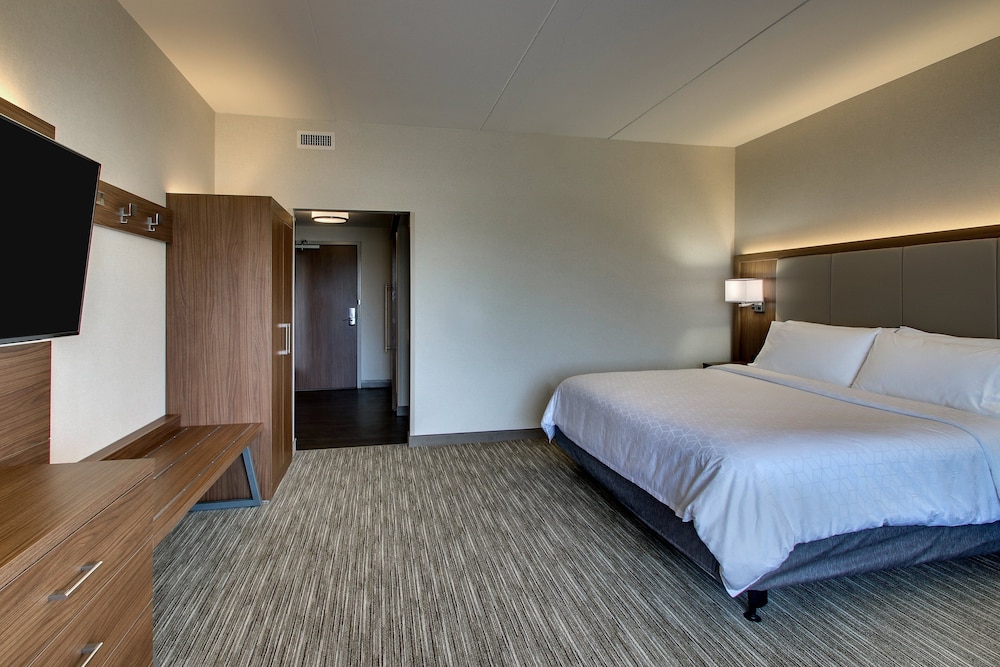 Standard Room, 1 King Bed, Accessible (Communications, Mobility, Access Tub) - Photo 5