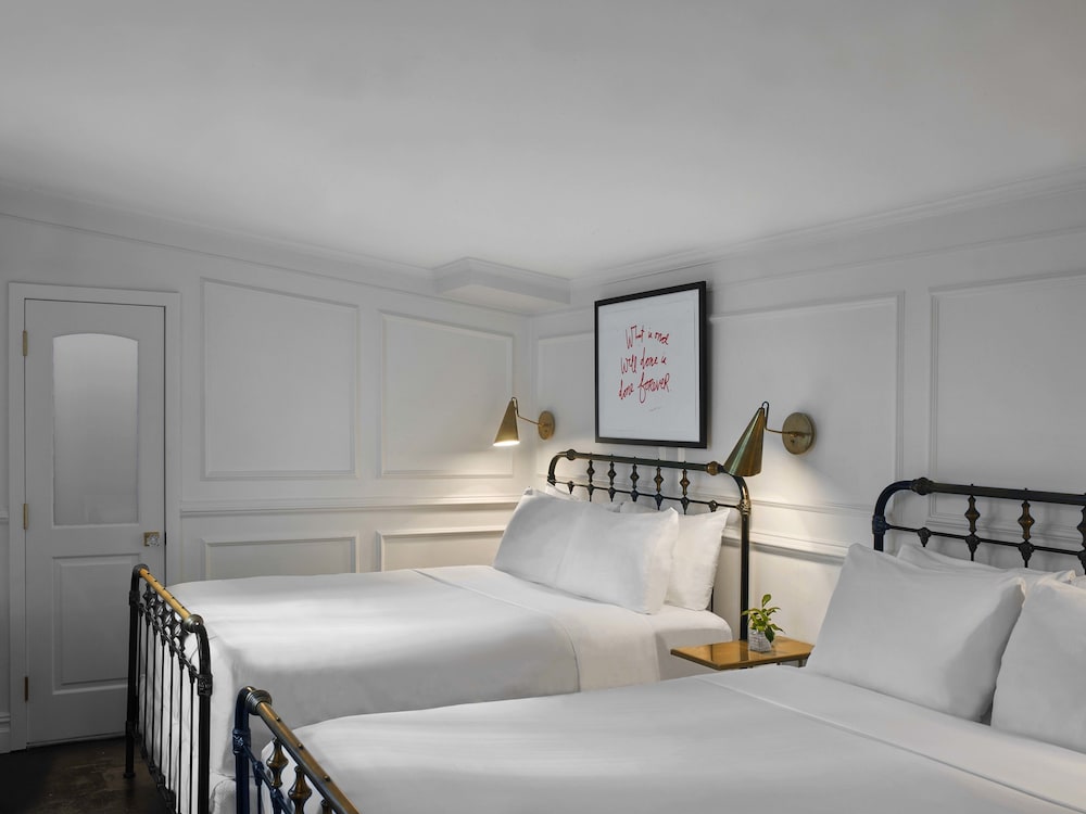 Deluxe Room, 2 Queen Beds thumbnail 6