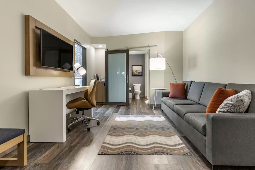 Suite, 1 King Bed - Photo 1