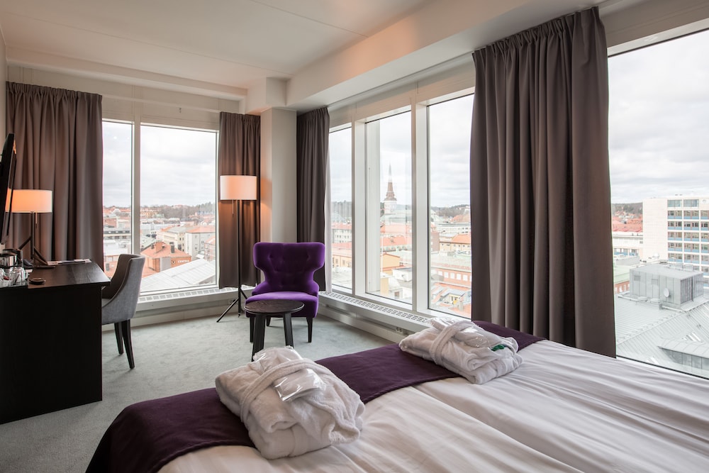 Exclusive Suite, 1 King Bed, Non Smoking (Larger Room) - Photo 1
