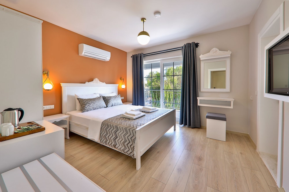 Standard Double Room, 1 King Bed, Sea View - Photo 1