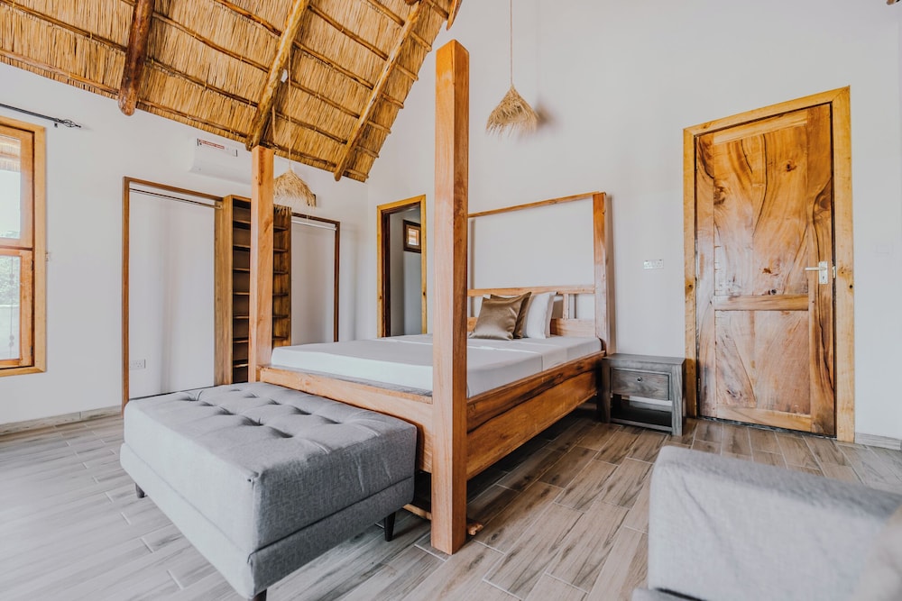 Luxury Bungalow, 1 King Bed, Pool View photo 1