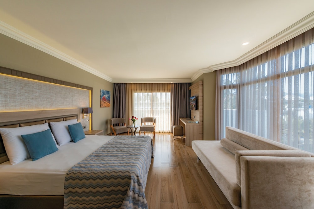 Corner Room - Photo 1