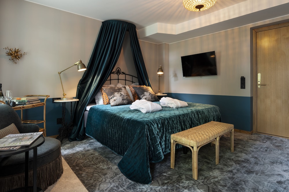 Terrace Room Queen Bed