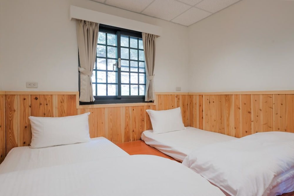 Double Room, 2 Twin Beds, Shared Bathroom photo 2