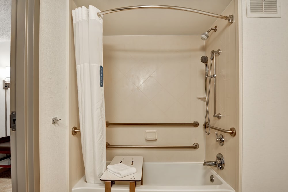 Room, 2 Double Beds, Accessible, Bathtub - Photo 3