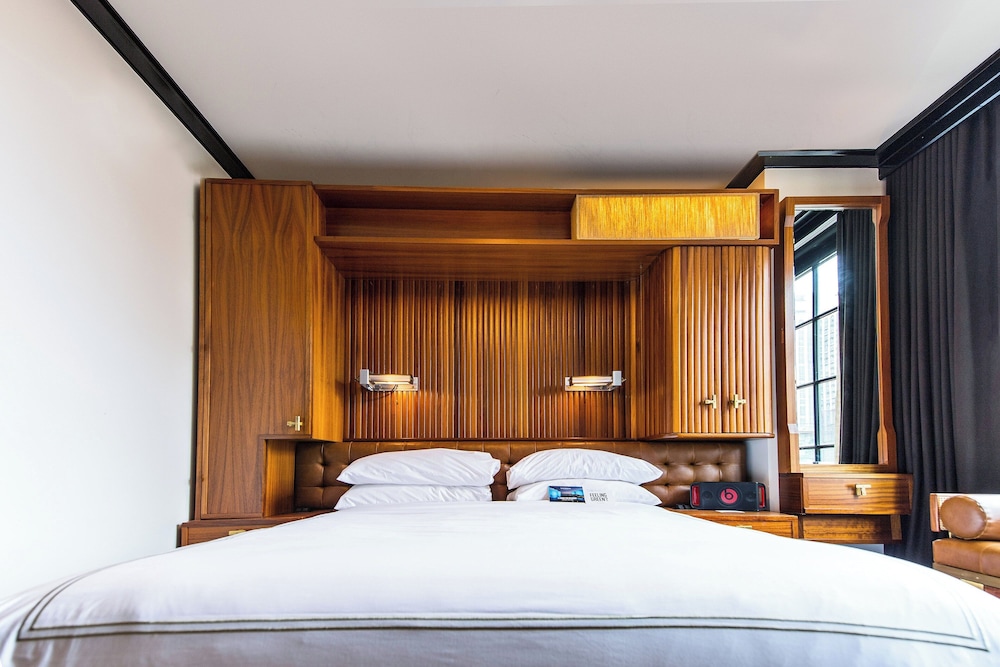 Superior Room, 1 King Bed (Mobility/Hearing Accessible, Tub)