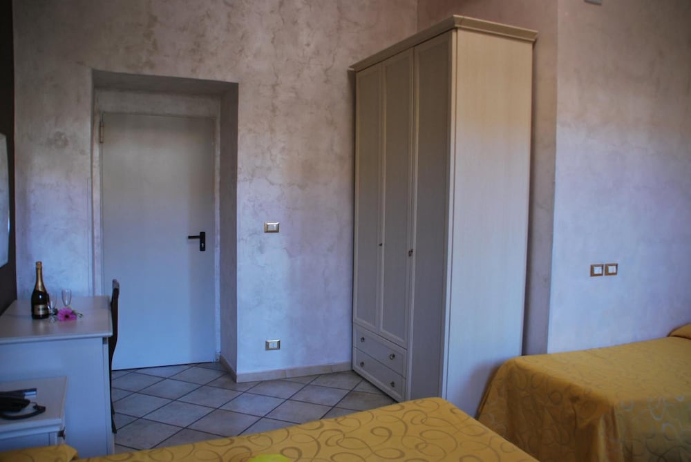 Standard Double or Twin Room - Photo 9