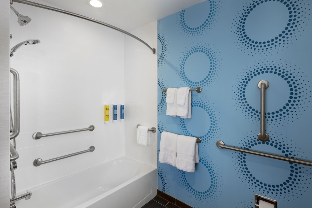 Room, 2 Queen Beds, Accessible, Bathtub (Mobility & Hearing) - Photo 10