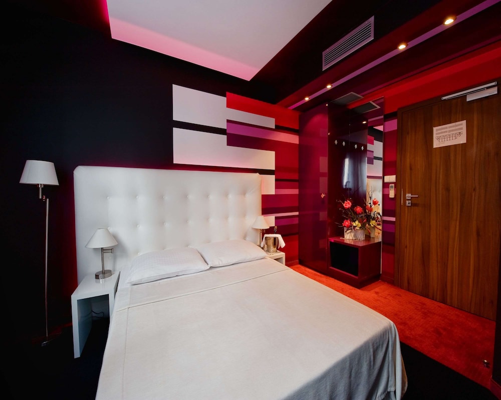 Premium Room, 1 Double Bed, Non Smoking, Refrigerator - Photo 1