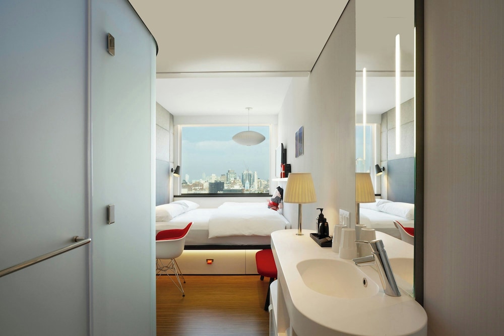 Premium Room, 1 King Bed (View) - Photo 3