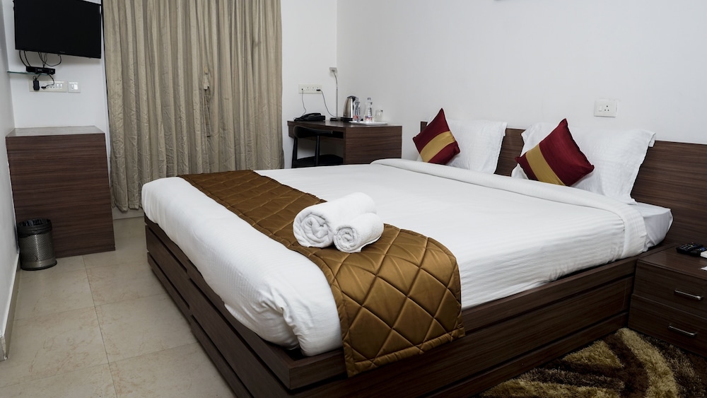 Deluxe Queen Room - Photo 9