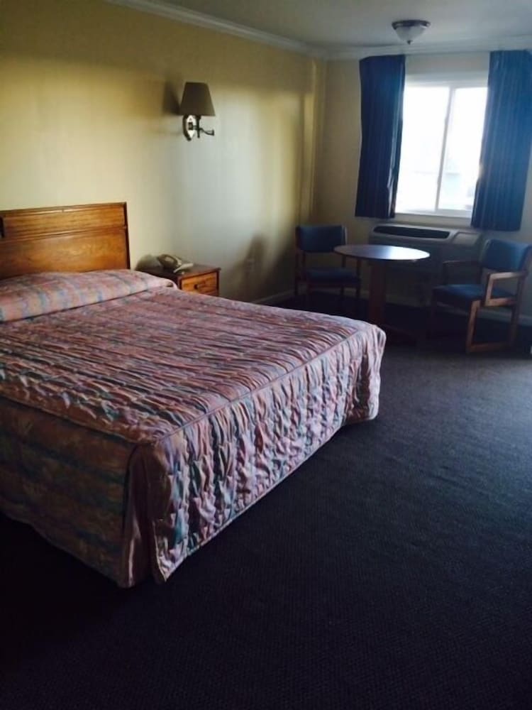 Room, 1 King Bed photo 2