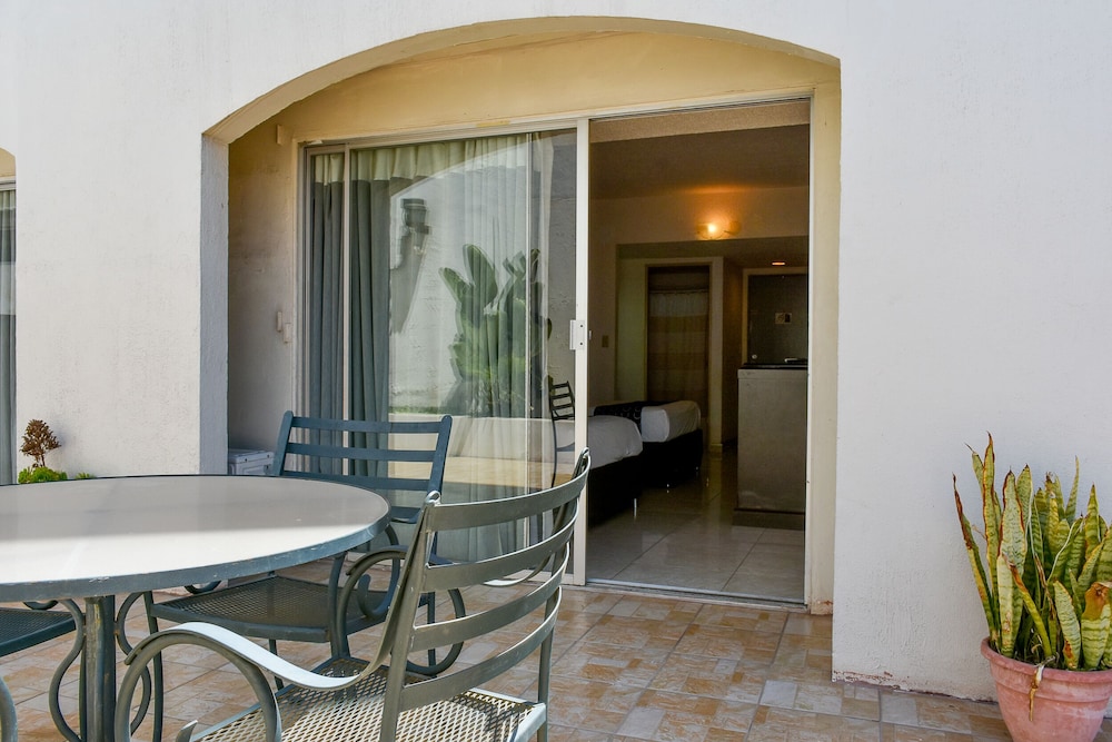 Grand Room, Courtyard View photo 3