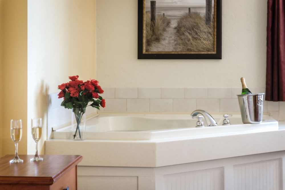 Romantic Suite, 1 King Bed, Jetted Tub - Photo 3