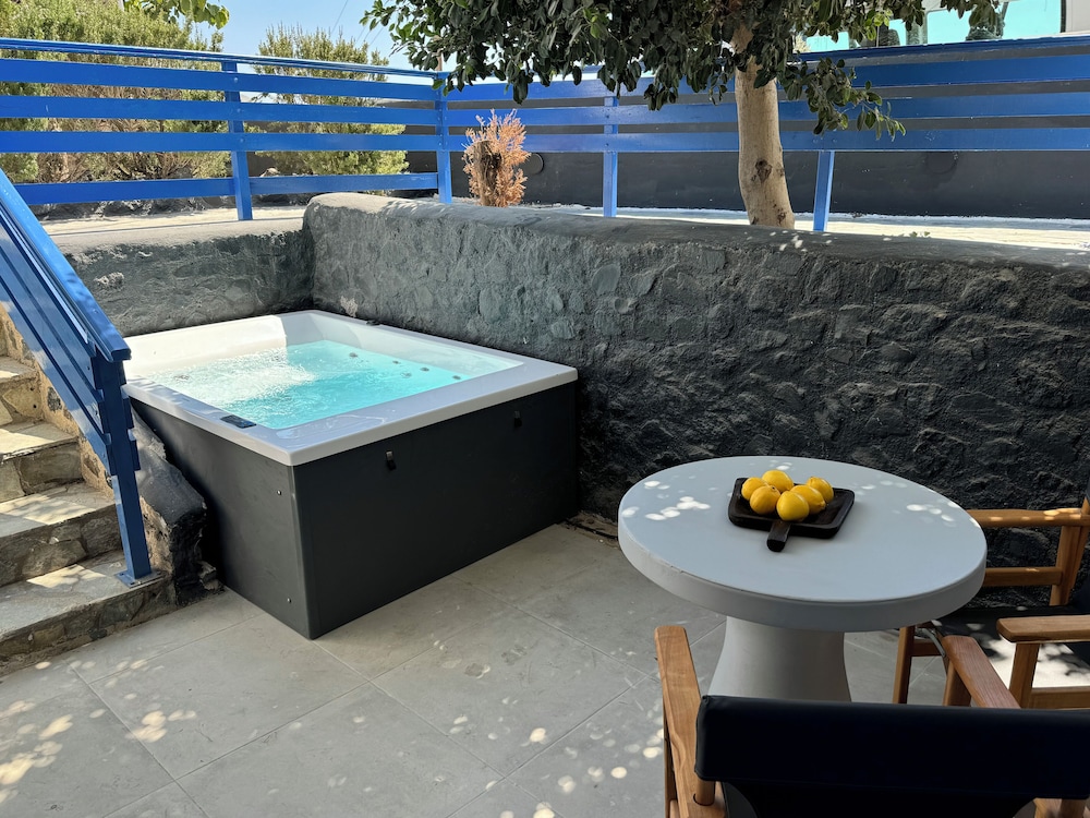 Earth Suite with Outdoor Hot Tub - Spa - Photo 3