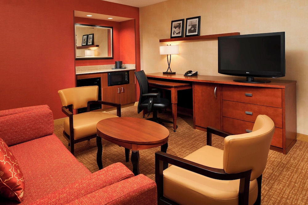 Suite, 1 Bedroom, Balcony - Photo 1