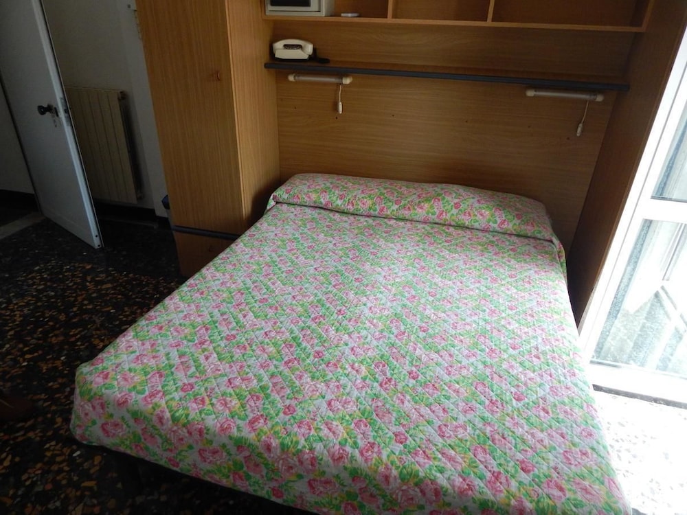 Standard Double Room - Photo 7