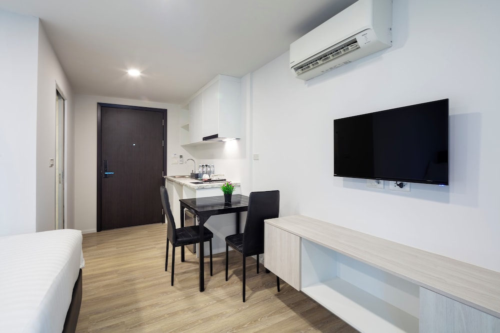 Standard King Room - Photo 3