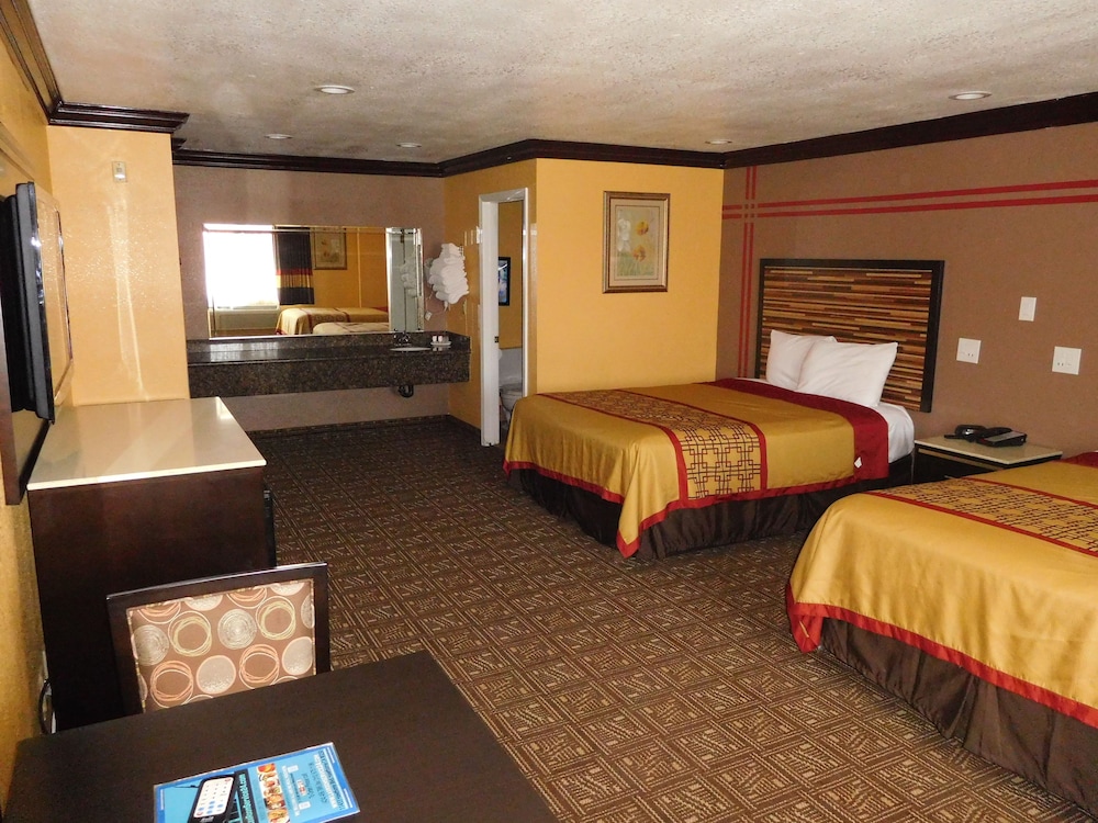 Room, 2 Queen Beds, Smoking photo 2