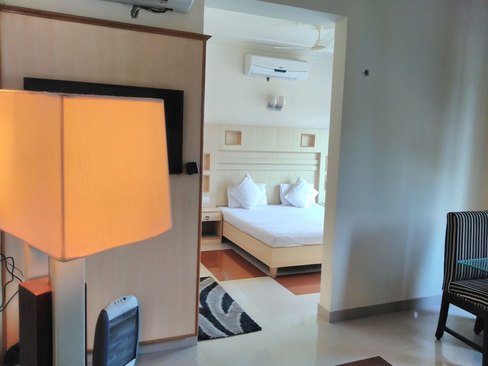 Business Suite, 1 King Bed, City View photo 3