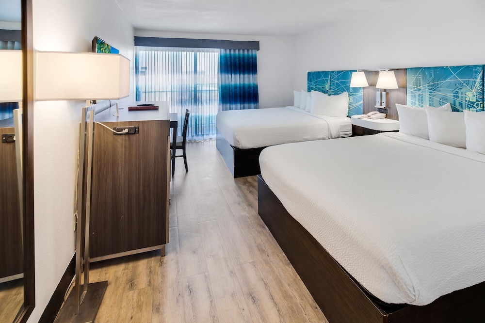 Single Room, 2 Queen Beds, Balcony, Partial Ocean View (Newly Remodeled)(No Pets)