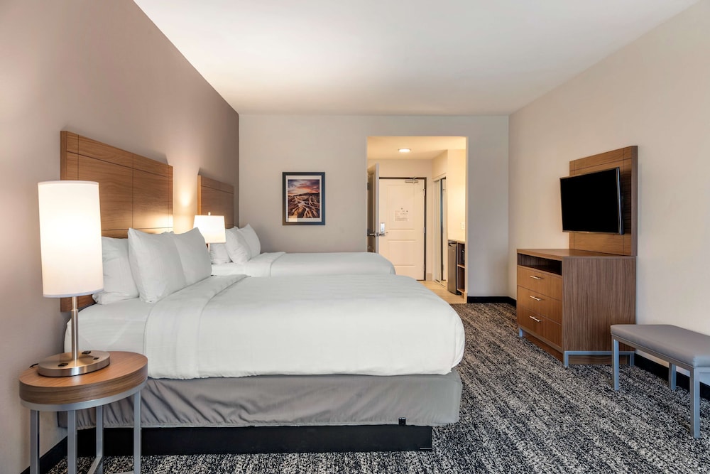 Suite, 2 Queen Beds, Accessible, Refrigerator & Microwave (with Sofabed) - Photo 3
