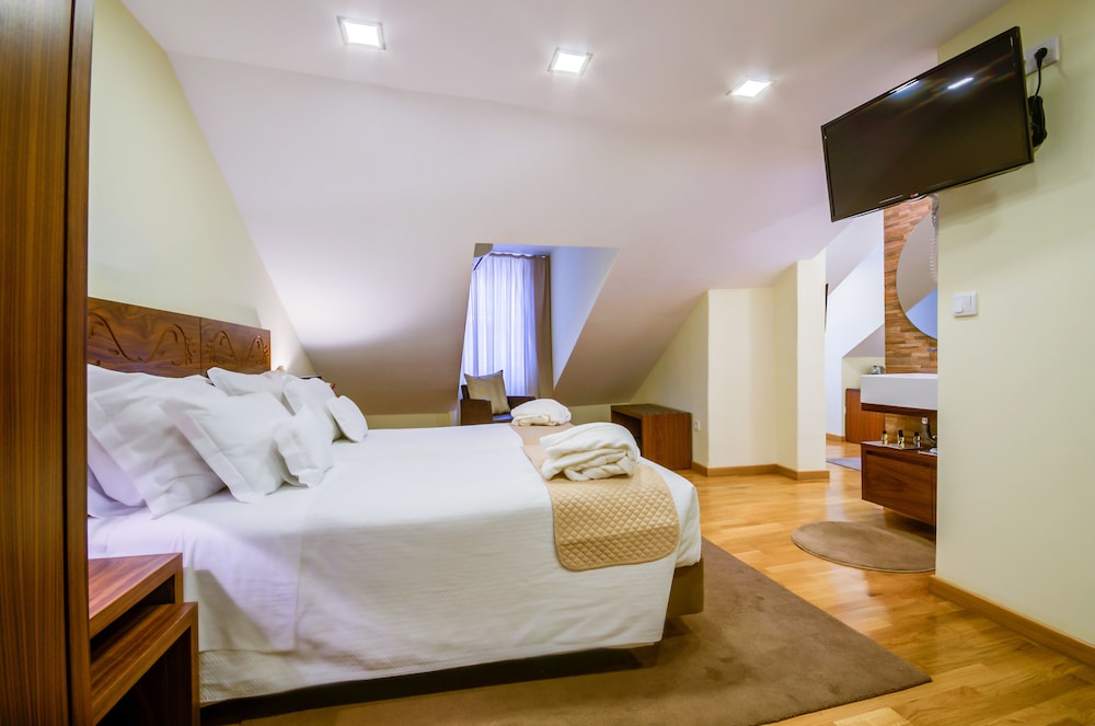 Standard Triple Room (Chiado View) thumbnail 5