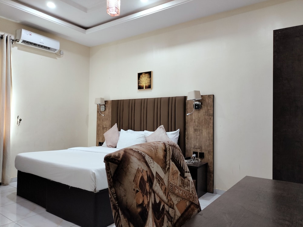 Executive Suite - Photo 2