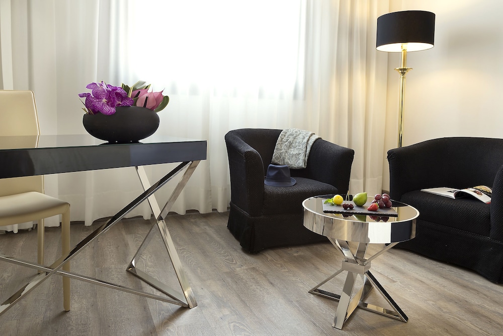 The Level Room and Lounge Access - Photo 2