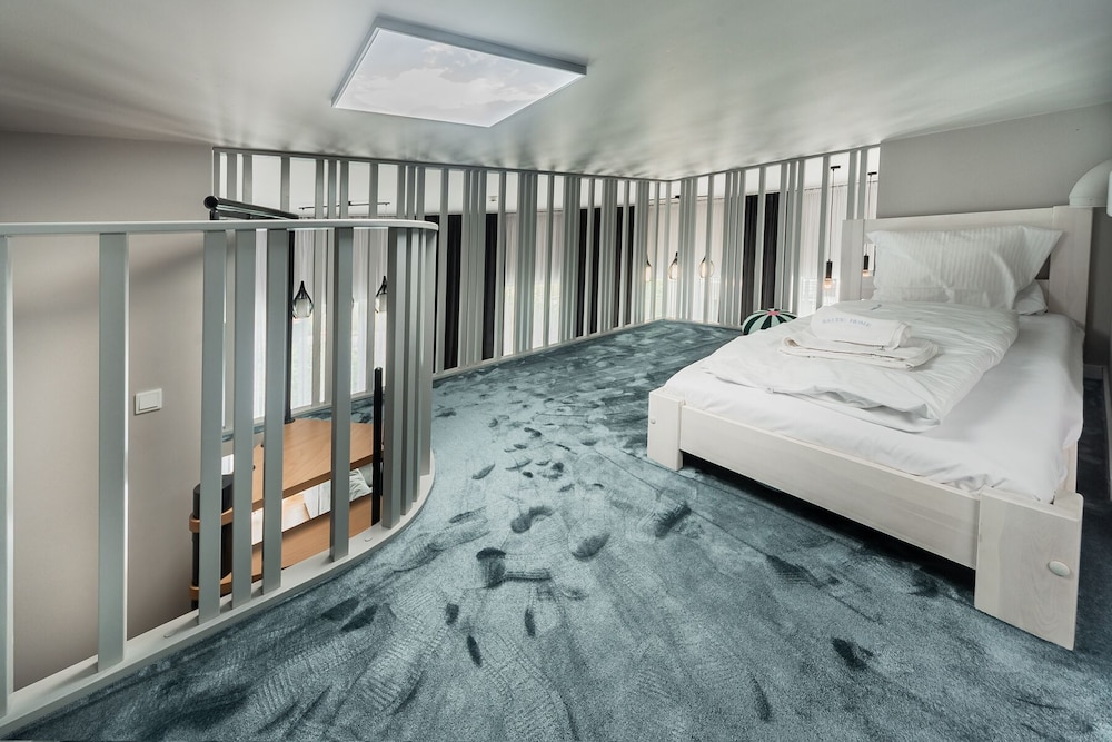 Suite, Mezzanine
