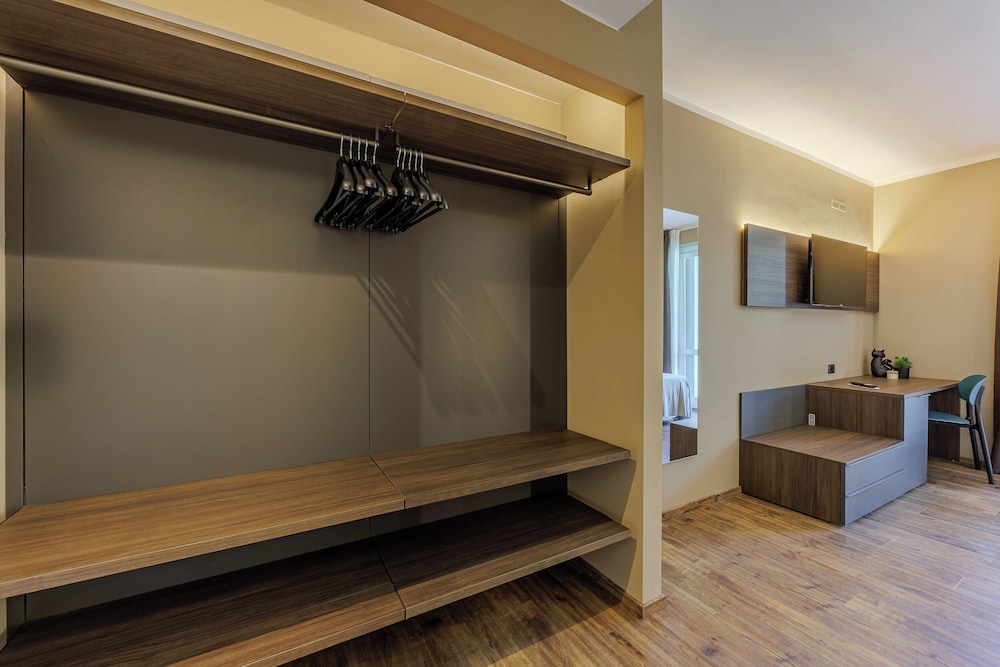 Panoramic Studio Suite, Terrace, Lake View photo 3