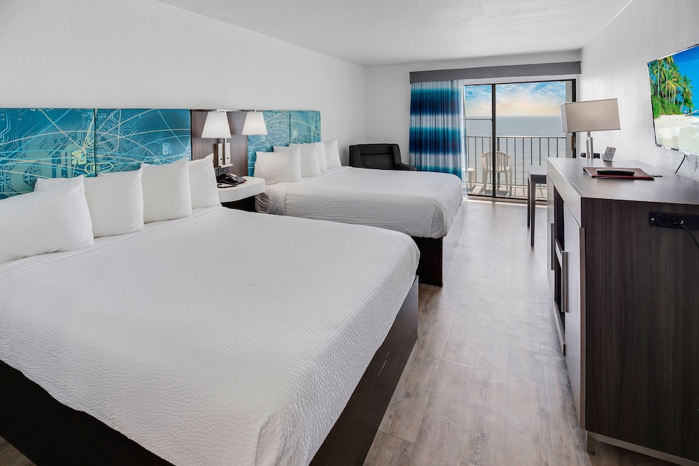 Standard 2 Queen Beds Oceanfront Room photo 2