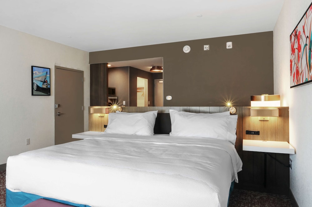Deluxe Room, 1 King Bed, Accessible - Photo 2