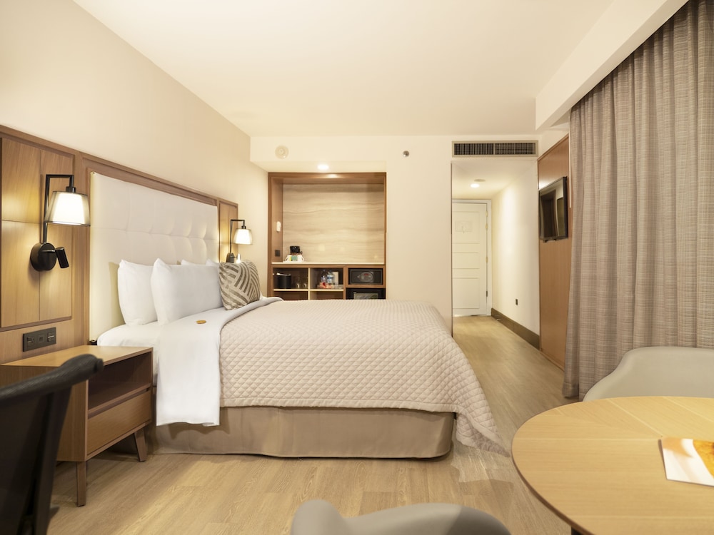 Superior Room, 1 King Bed, Accessible - Photo 3