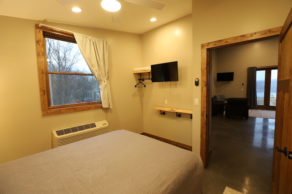 Deluxe Chalet, 2 Queen Beds, Lake View photo 3