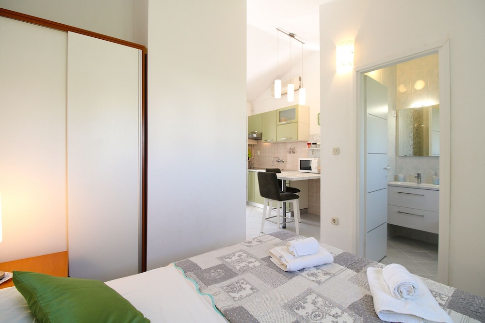 Apartment, 1 Bedroom (734/1717)