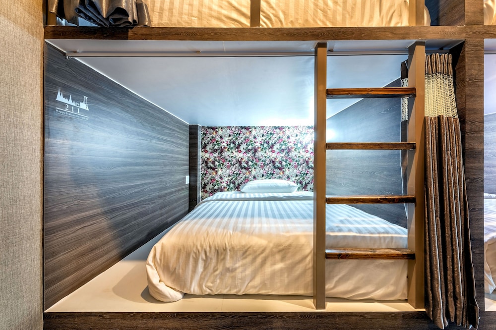 8-Bed Mixed Dormitory photo 2