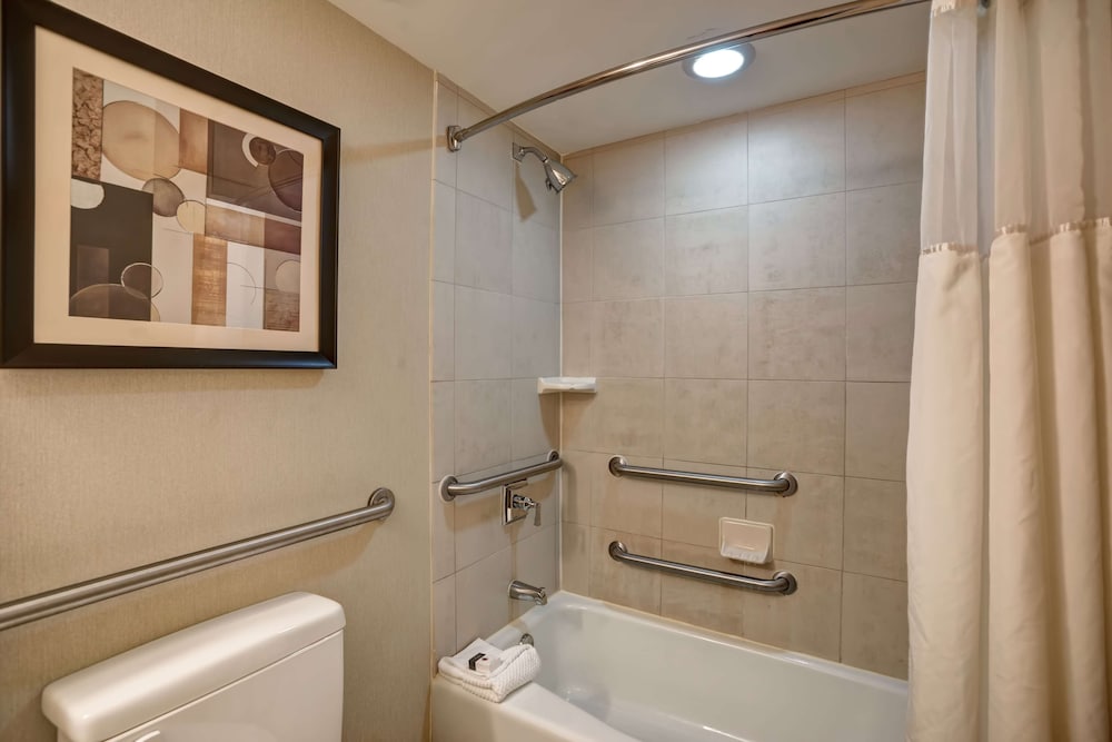 Deluxe Room, 1 Queen Bed, Accessible, Bathtub (Mobility) - Photo 6