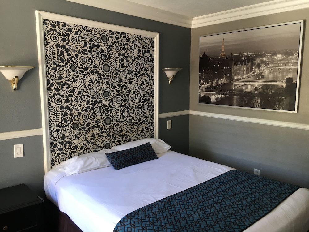 Deluxe Room, 1 King Bed photo 1
