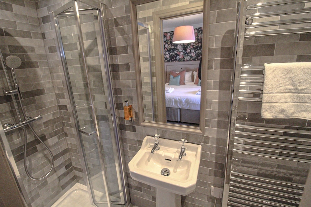 Superior Double Room, Ensuite - Photo 12